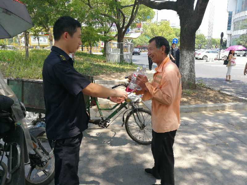 “线上赌博”自发给城市环境“美容师”送清凉